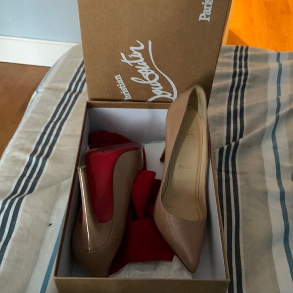 there really nice red bottoms - Picture 1 of 2